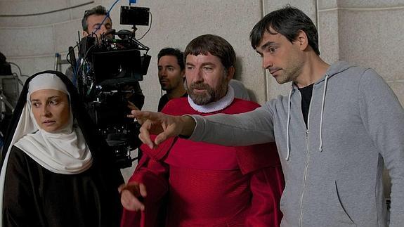 Marian Álvarez y Antonio de la Torre protagonizan la ‘tv movie’ ‘Teresa’, en la que encarnan a la santa y al inquisodor Fernando de Valdés, respectivamente. En la imagen aparecen junto al director Jorge Dorado.