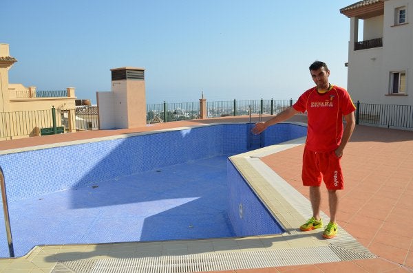«No podemos abrir la piscina desde hace dos años porque no se pagan las cuotas»