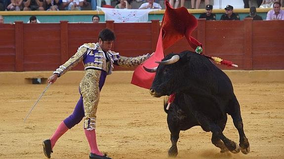 Paquirri en un pase a uno de los toros de su lote ayer en Estepona. 