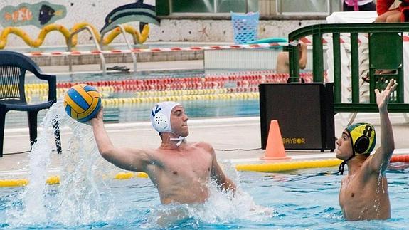 Sergio Fernández, en un lanzamiento a portería.