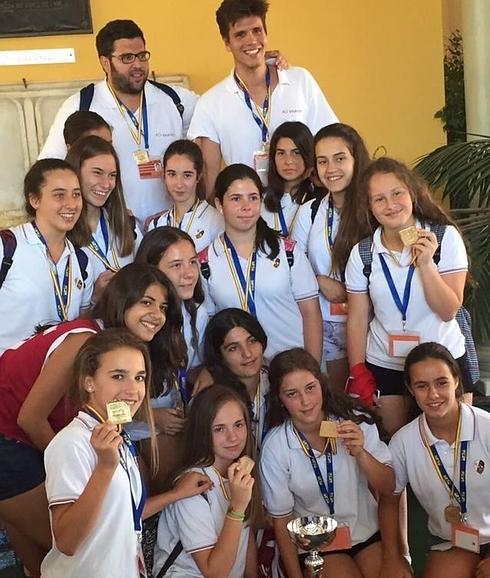 La Asunción B, con la copa y sus entrenadores, González y Pérez. 