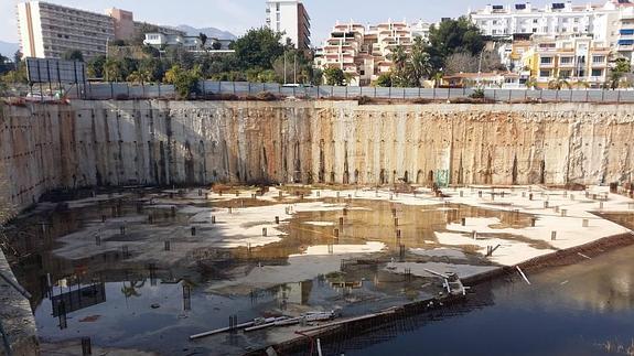 Vecinos denuncian la situación límite del solar donde se iba a construir un cinco estrellas
