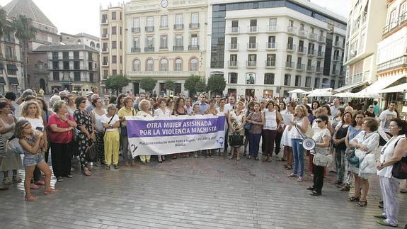 Concentración para recordar a la mujer asesinada en Mollina, ayer en Málaga. Nuria Faz