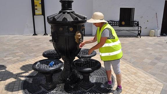 Esta vecina lleva varios días sin recibir una gota de agua en su casa. 