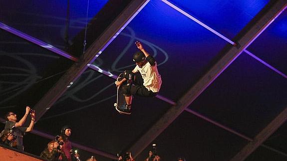 La leyenda del skate Tony Hawk prueba esta tarde las pistas del Skatepark Málaga