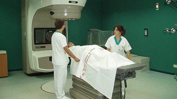 Málaga necesita un 25 por ciento más de oncólogos para hacer frente al cáncer