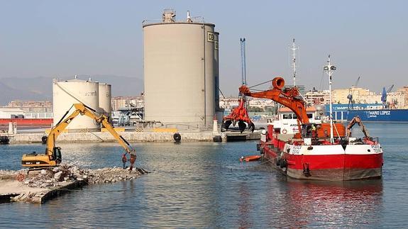 La bocana del Puerto de Málaga se prepara para recibir a los megabuques