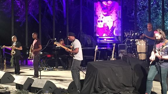 Marcus Miller con su banda, durante el concierto de anoche en el Portón del Jazz de Alhaurín de la Torre. 