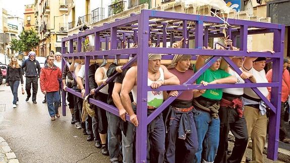 Los costaleros portan el paso por dentro. 