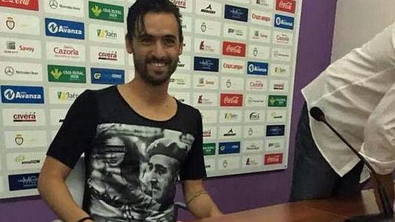 El jugador acudió a la rueda de prensa de su presentación con una camiseta con un imagen de Franco.
