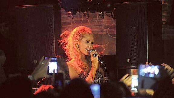 Su apretada agenda de verano ha pasado factura a Paris Hilton. 