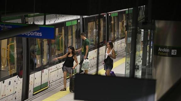 El metro cumple la previsión de viajeros el primer año entre quejas porque no llega al Centro y por el precio