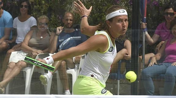 Carolina Navarro golpea la pelota en el partido de cuartos de ayer en el club Belife. 