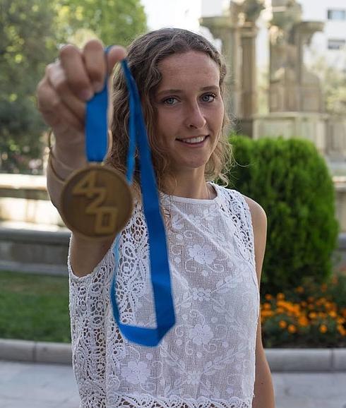 Dávila, con su medalla de campeona mundial de 420. 