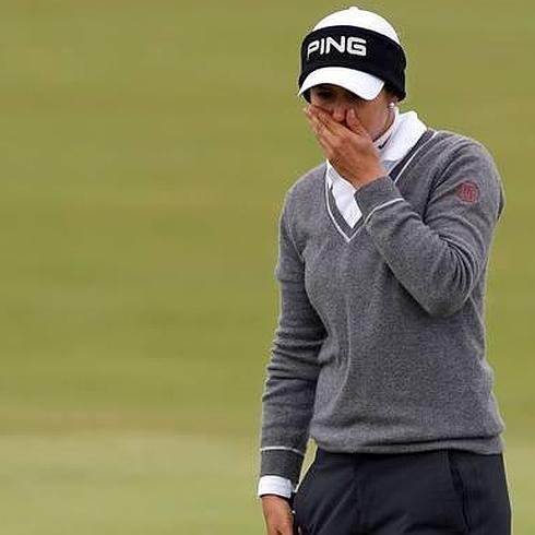 Azahara Muñoz muestra su decepción ayer tras fallar un ‘putt’ en el hoyo 9. 