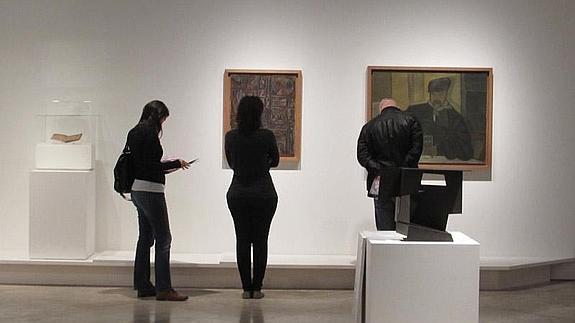 Picasso dialoga en la muestra con Julio González, Val del Omar o Tàpies.