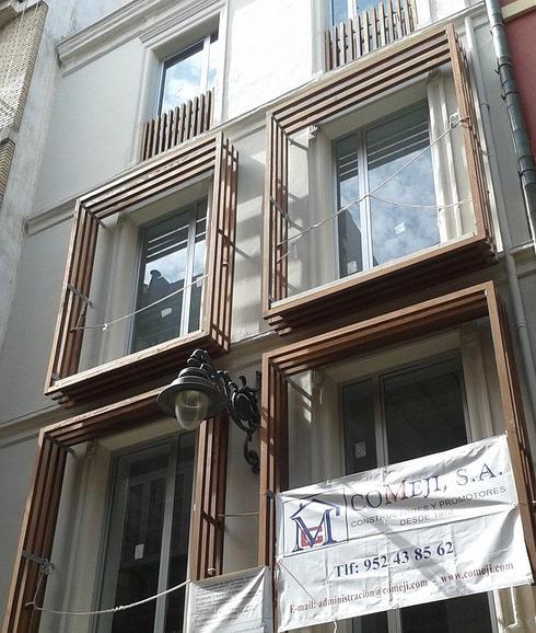 Los cierros a base de listones de madera llaman la atención. 