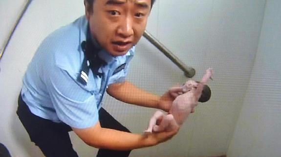Rescatan a una recién nacida que su madre había tirado a un urinario público en Pekín