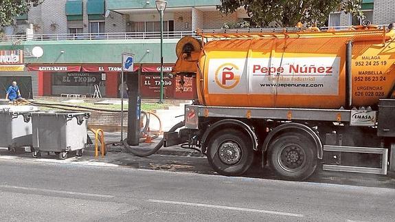 Los negocios del El Palo se quejan del ruido que provoca el camión.