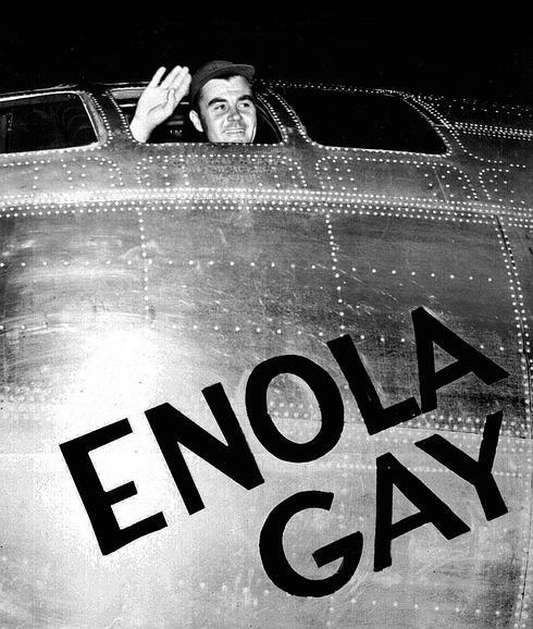 El comandante Paul W. Tibbets, de 30 años, saluda desde la cabina del B-29, el día del ataque a Hiroshima. Tibbets mandó escribir en el morro del avión el nombre de su madre, Enola Gay. 