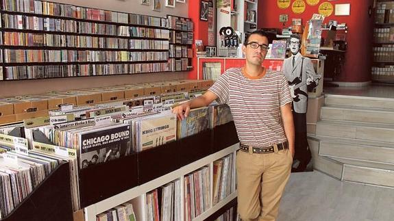 Guillermo Jiménez Pou, entre vinilos en su tienda Sleazy Records de la calle Dos Aceras. 