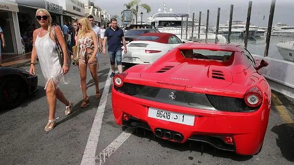 Los coches de alta gama, los yates y las boutiques de alto standing son los símbolos de Puerto Banús, lugar de visita obligado.