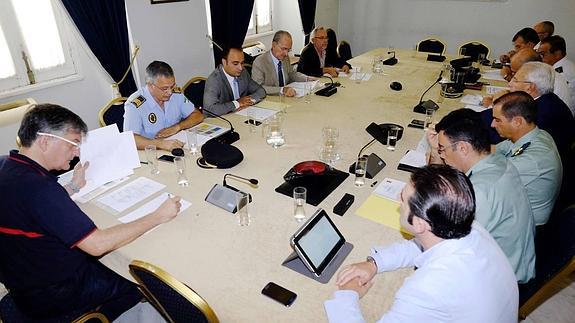 Durante la reunión para establecer el dispositivo especial de seguridad para la Feria de Málaga 2015.