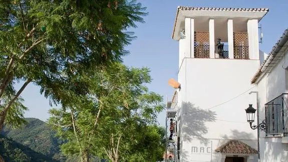 El lápiz de Javier Calleja instalado sobre la fachada del museo de Genalguacil está  hecho con madera de cedro, pesa más de 80 kilos y mide casi metro y medio. 