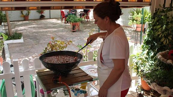 En pleno camping, Mati prepara un sofrito con las verduras que ha traído de su pueblo.