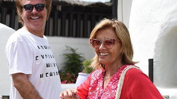 Bigote Arrocet con María Teresa Campos, los dos muy sonrientes.