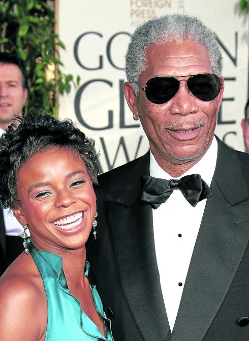 Freeman con su nieta predilecta, E'Dena Hines, en los Globos de Oro de 2005. :: afp
