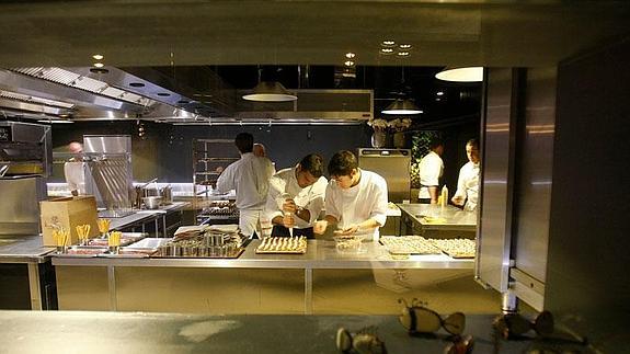 La cocina trabaja con meticulosidad los postres en primer plano, y en el segundo el pollo 