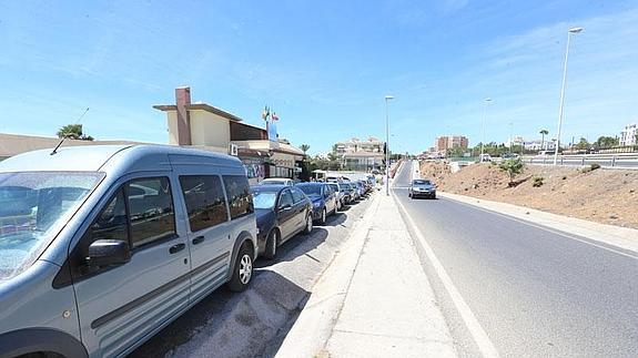 Coches estacionados en Riviera (Mijas Costa)