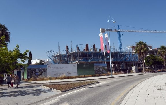 Vista de una nueva promoción de viviendas que se está levantando en San Pedro Alcántara.