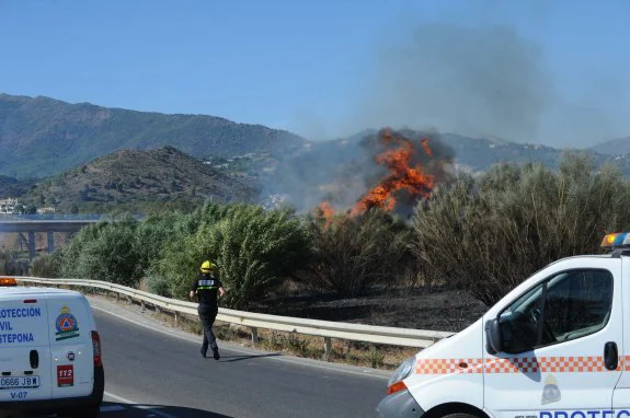 Vista del incendio desde la carretera que une Marbella y Benahavís. :: josele-lanza