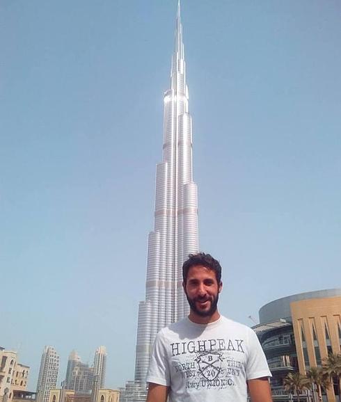 Moreno, junto a la torre Burj Khalifa, en Dubai, de 828 metros. 