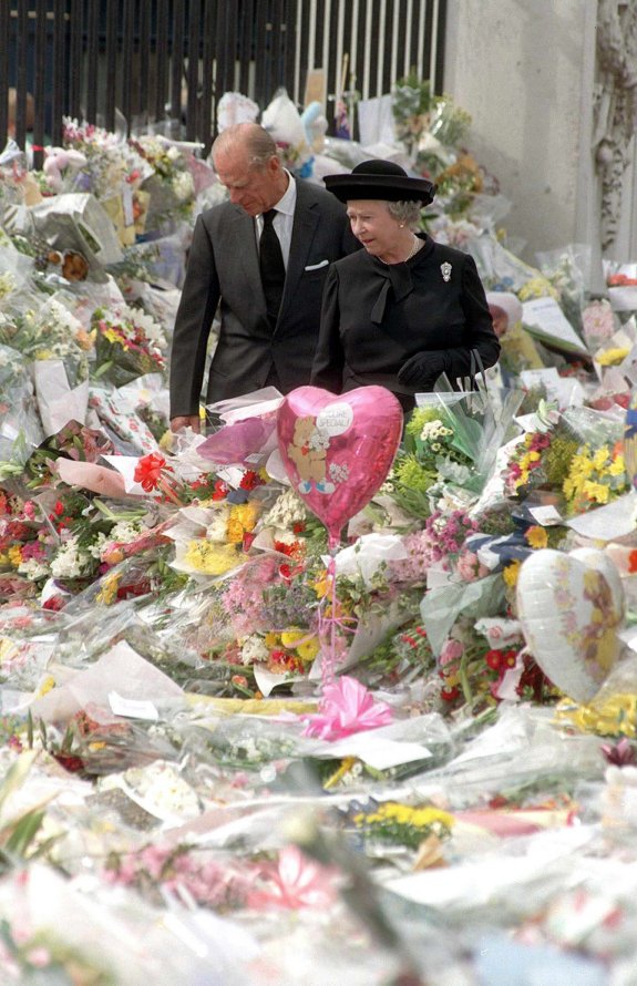 Buckingham Palace se llenó de flores en 1997. :: afp