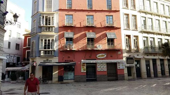 Abundancia de cartelería en un edificio del siglo XVIII en calle Granada. 