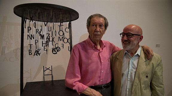 Manuel Alcántara y Suso de Marcos, ayer en la inauguración de la muestra. 
