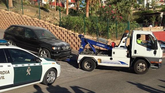 Hallan un coche cargado con material de guerra en una urbanización de Mijas