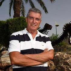Manolo Sarria, ayer, junto a los dinosaurios de un paseo de Alhaurín de la Torre, donde reside.