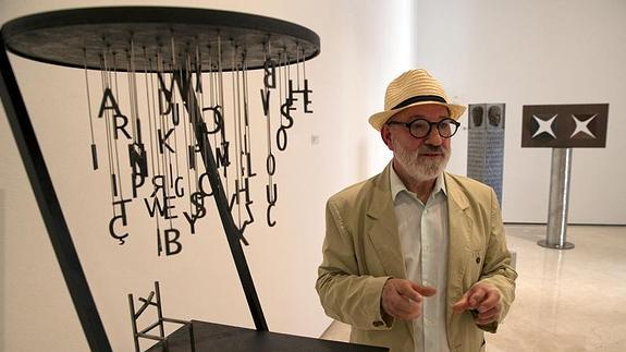 Suso de Marcos, junto a una de sus obras. 