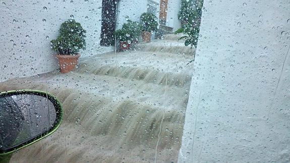 En Frigiliana, el agua caía en cascada por las cuestas. Vídeo: desembocadura del río Chíllar