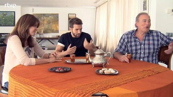 Pablo Alborán, en la sobremesa con Bertín Osborne y su esposa Fabiola. 