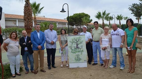 Unas 40 personas rinden homenaje a los cinco desaparecidos de Mijas en el Jardín de la Esperanza