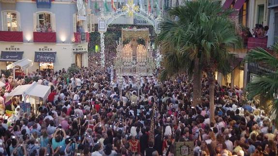 María Santísima del Rocío al inicio del cortejo.