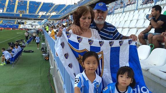 Aficionados en la Rosaleda, antes del partido frente al Eibar. 