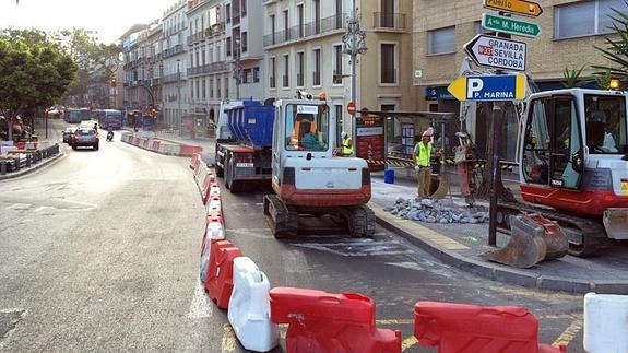 Se ha ocupado el carril de circulación derecho de la calzada sur de la Alameda, en el tramo comprendido entre el puente de Tetuán y el número 39 de la avenida. 