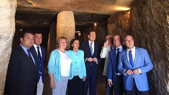 Mariano Rajoy en el interior del dolmen de Menga.