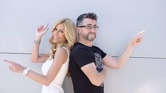 Reyes Prado, la presentadora de ‘Tú al norte y yo al sur’, junto a Gorka Aguinagalde. 